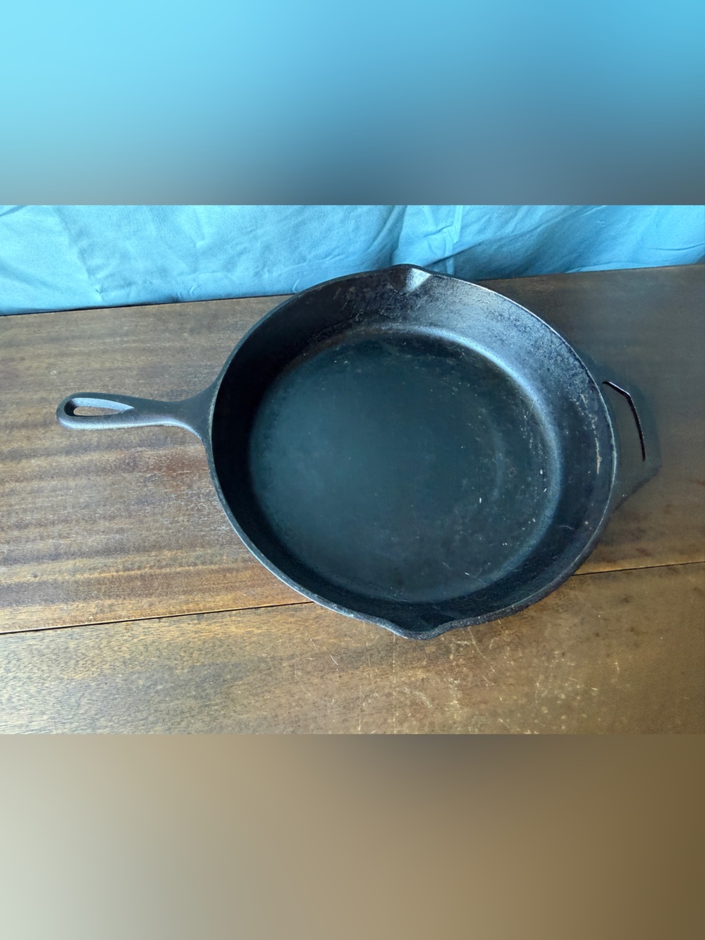 Lodge 10SK Cast Iron Skillet 12" Pan with Helper Handle Dual Spouts Made in USA